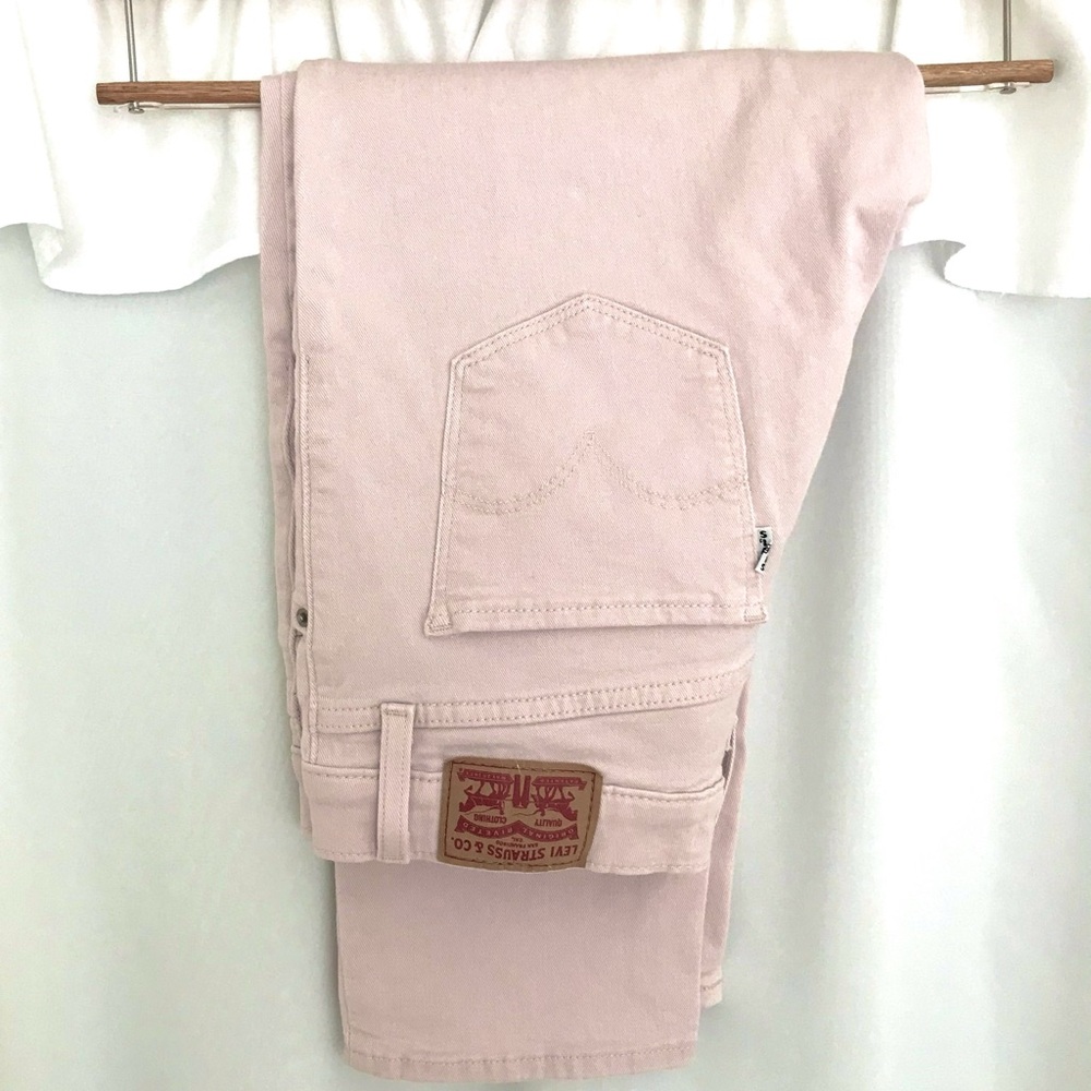 Pink Levis capri